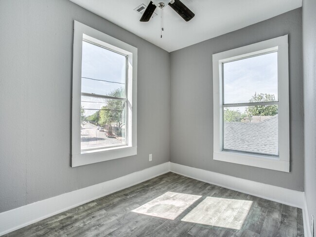 Building Photo - 810 Maltby St