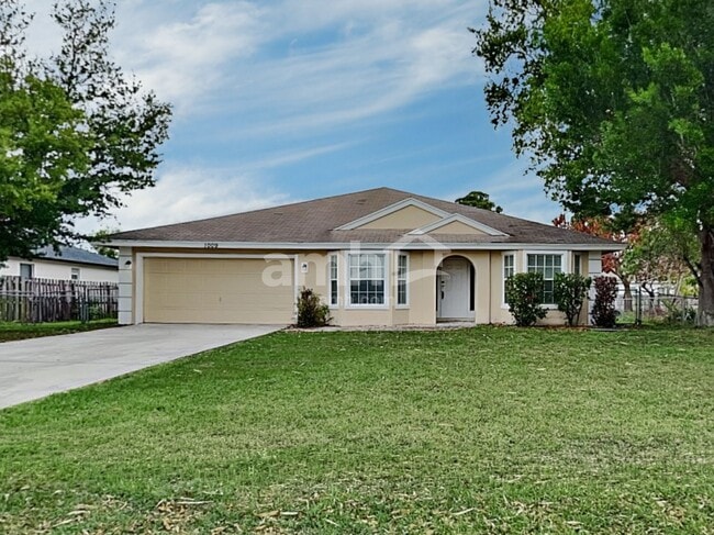 Building Photo - 1009 SW Alcantarra Blvd