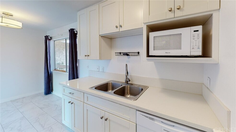 Building Photo - 12157 Moorpark St