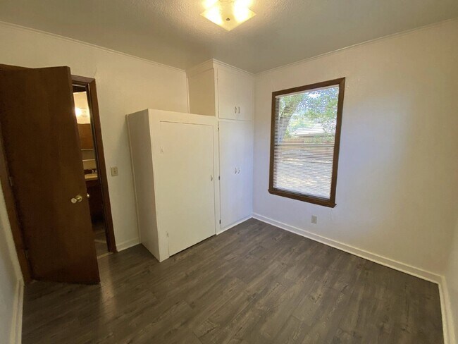 Building Photo - 1032 W Nevada Ct