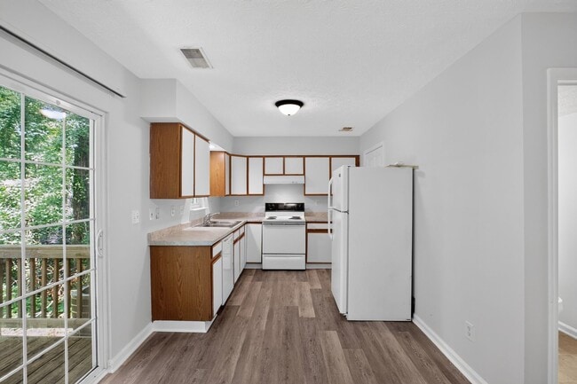Building Photo - 3 Bedroom End Unit Townhouse