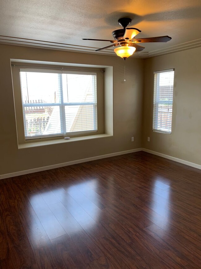 Building Photo - BEAUTIFUL, SPACIOUS, 4 BEDROOM, 3 BATHROOM...