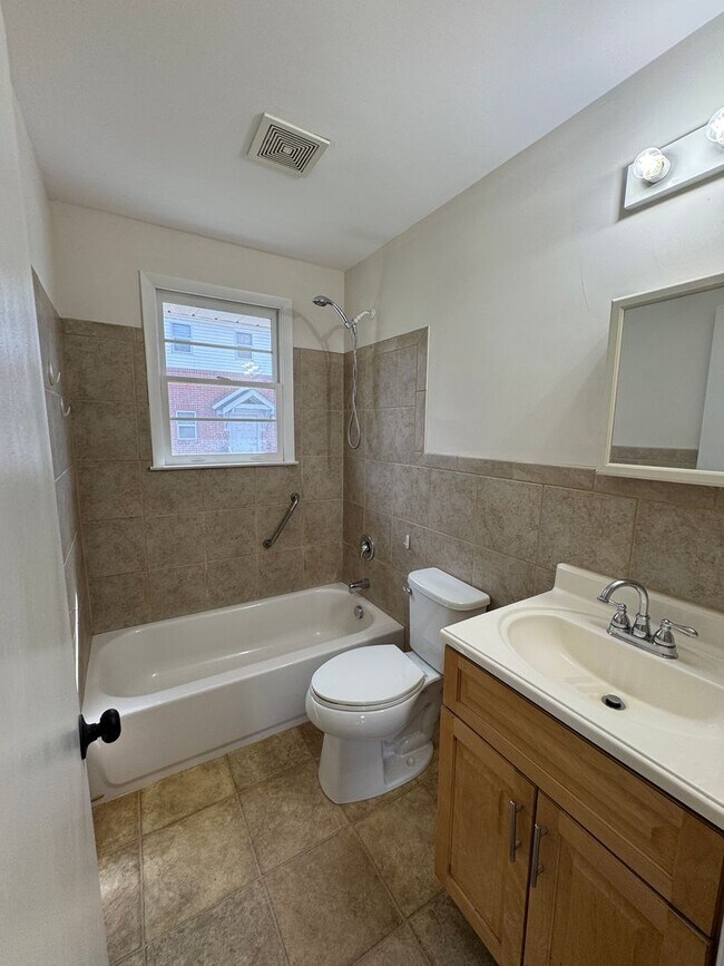 Building Photo - 1036 Seymour Ave