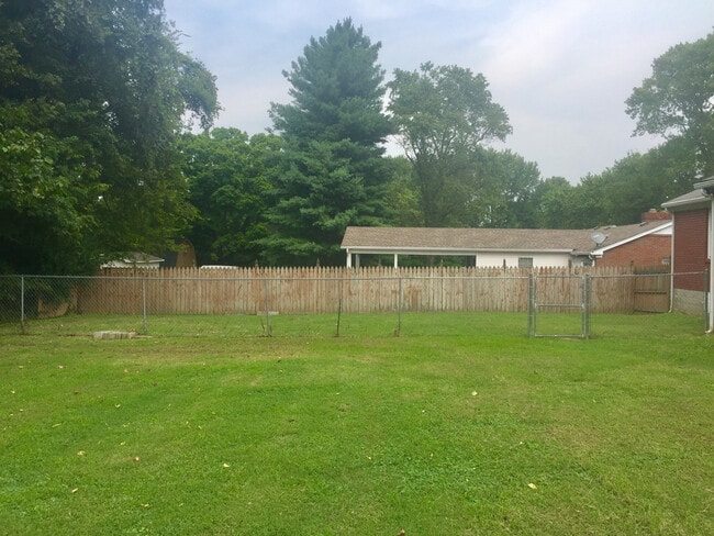 Building Photo - Available Now! $2000/MO Donelson living in...