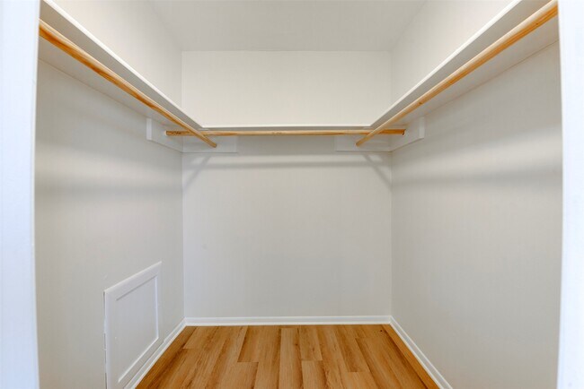 Building Photo - 3218 Crestdale Dr