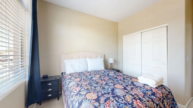 Building Photo - 853 N Blackstone Ct