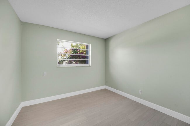 Building Photo - 154 SE Naranja Ave