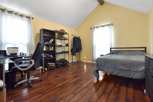 Building Photo - Pet Friendly Three Bedroom!