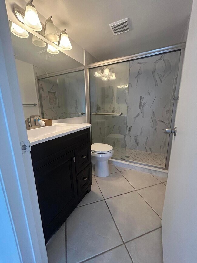 Building Photo - 1605 SW Silver Pine Way