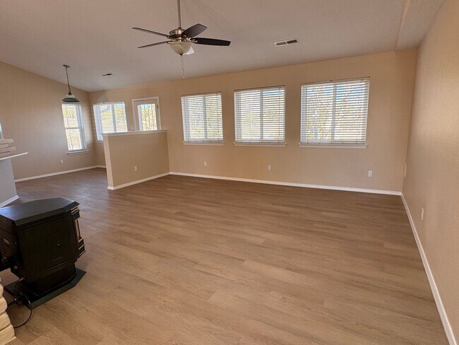 Building Photo - 3 Bedroom, 2 Bathroom Home in Tijeras, NM