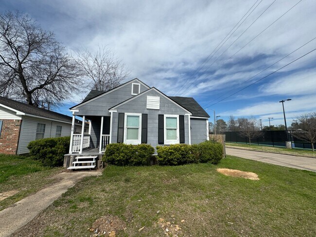 Building Photo - 270 E Linden St