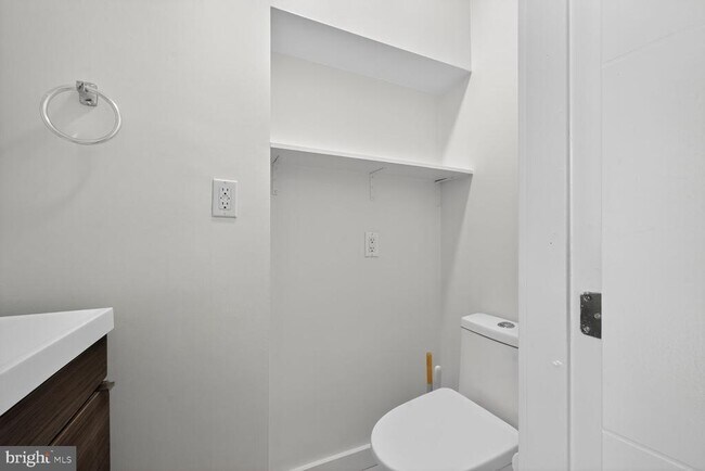 Building Photo - 1607 D St NE