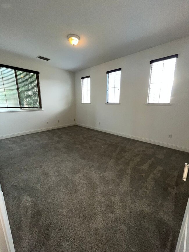 Building Photo - Exceptional 4BR/3BA/3 Car Tandem Garage in...