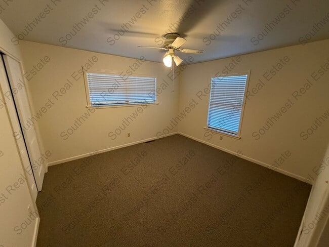 Building Photo - Spacious 4 Bedroom 2 Bathroom Home