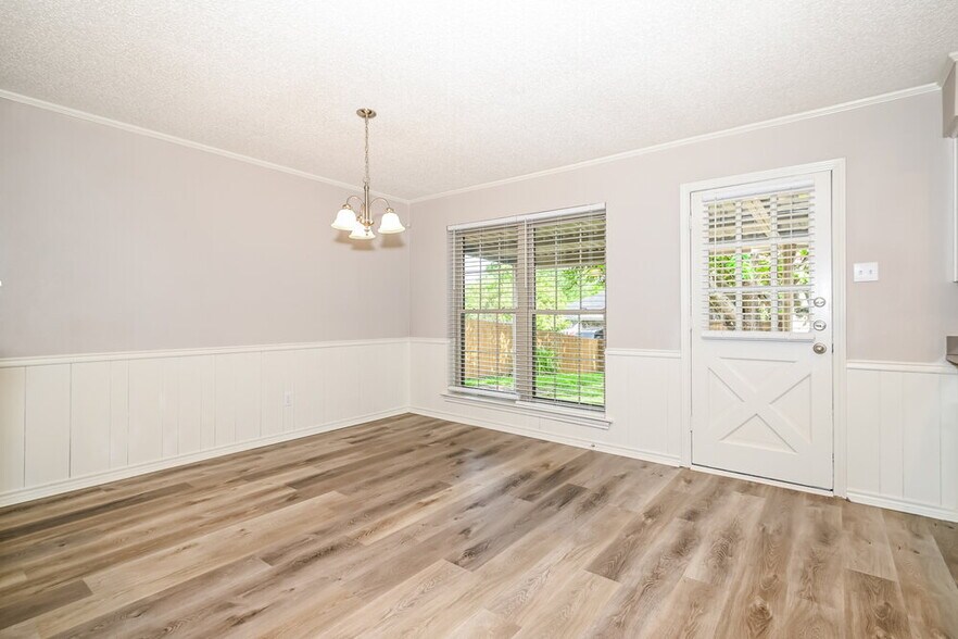Building Photo - 708 Village Green Dr