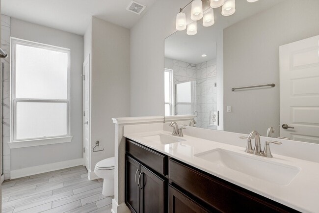 Building Photo - Gorgeous Edgewick Condo - Available Now!