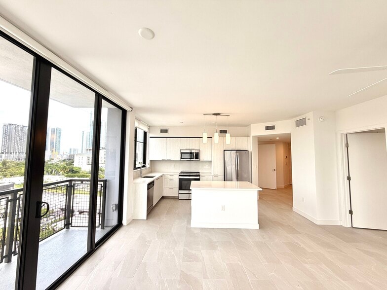 Building Photo - 1910 NW 1st Pl