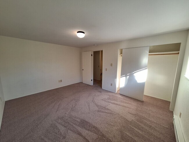Building Photo - Two Bedroom Townhouse Style Unit