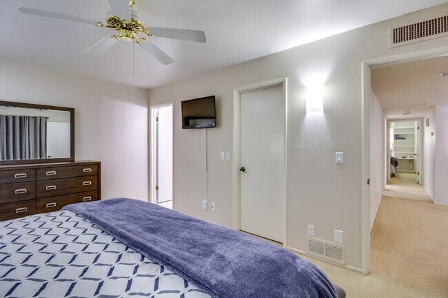 Building Photo - 5026 N Crestridge Dr