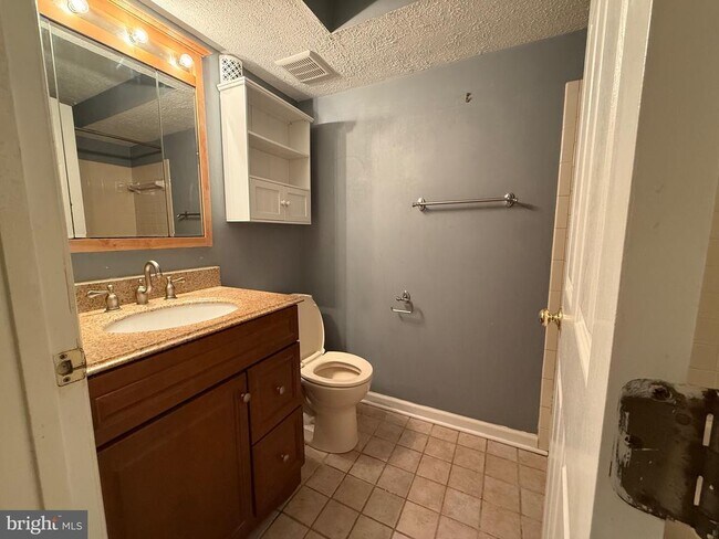 Building Photo - 95 Kenwood Dr
