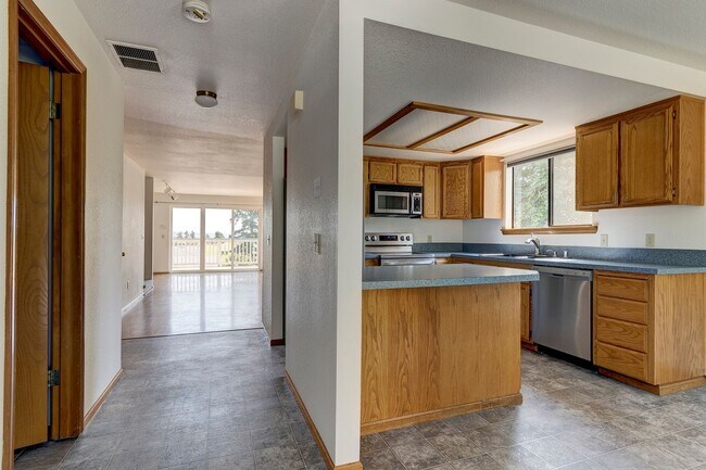 Building Photo - 3 Bedroom 2.5 Bath Waterview Townhome