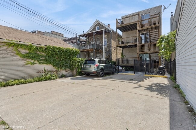 Building Photo - 1064 N Marshfield Ave