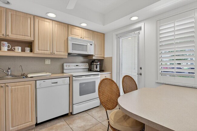 Building Photo - 3150 NE 48th Ct