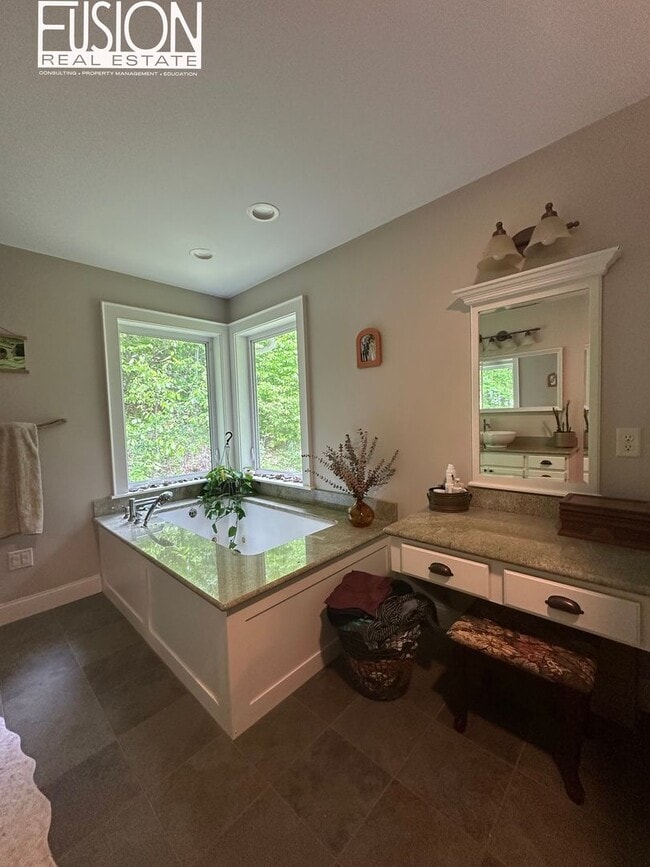 Building Photo - Beautiful, Spacious, Private Four Bedroom ...