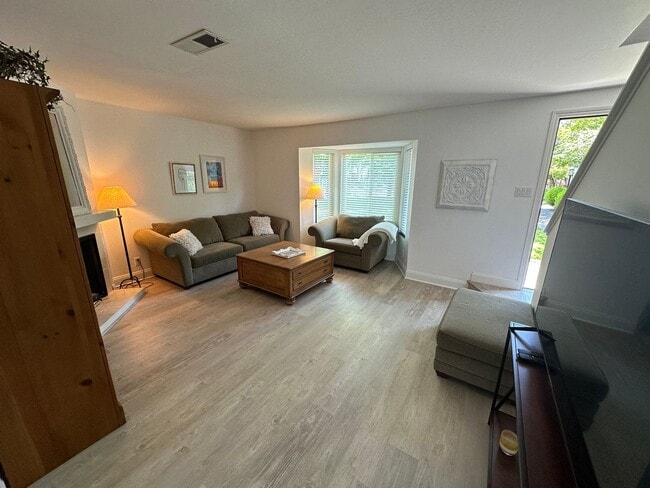 Building Photo - 3 Bed 1.5 Bath Townhome In Walnut Creek W/...