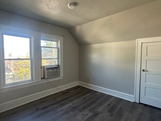 Building Photo - 720 Clifton Ave