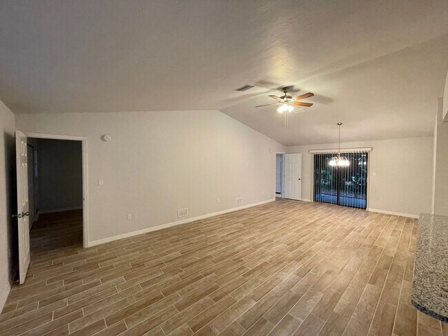 Building Photo - Beautiful Single Family Home! $2395/1085ft2-South Sarasota, 3-Bed/2-Bath, Fully Renovated: Annual...