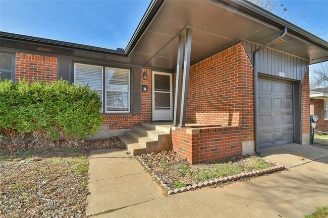 Building Photo - 2105 Carpenter Dr