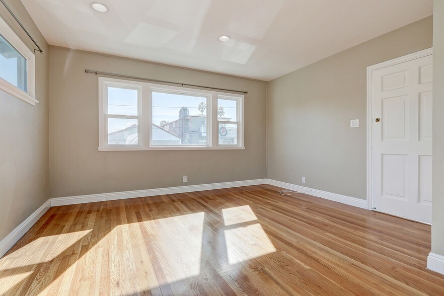 living room - 423 28th St