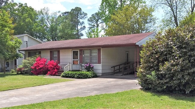 Building Photo - Charming 3 Bedroom Home on a Quiet Street!