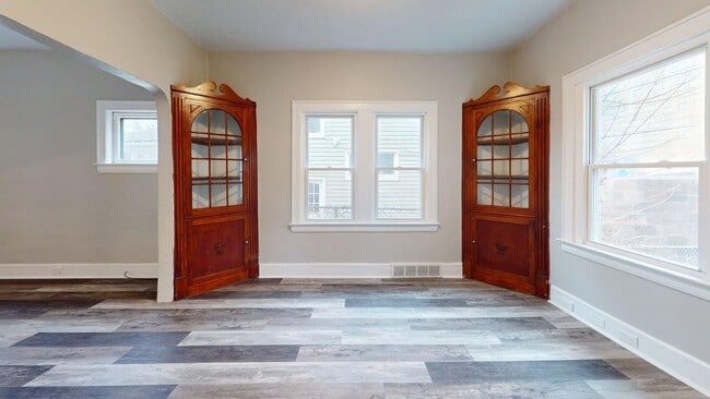 Building Photo - Edgewater Neighborhood - 3 bedroom - 2 Bat...