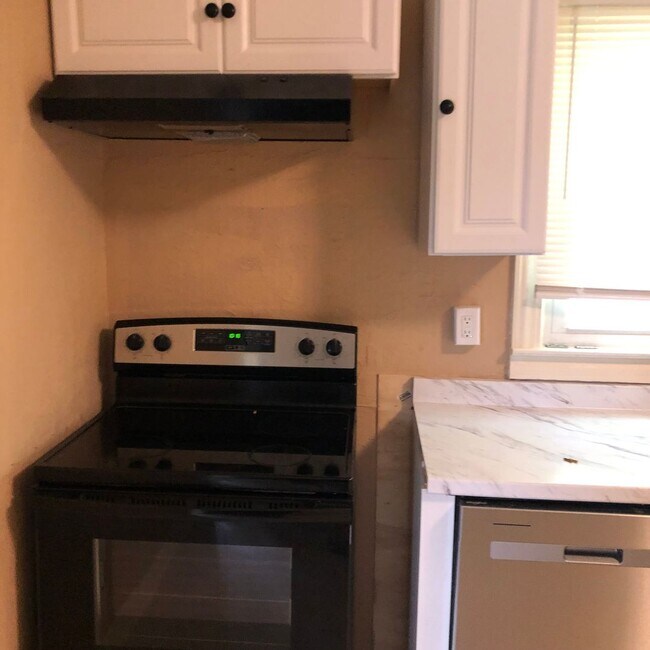 Building Photo - Beautiful country settings!  3 Bedroom / 1 bath - Kingsport TN