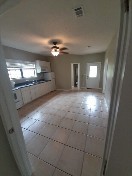 Building Photo - 5983 Crabtree Church Rd