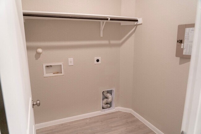 Building Photo - Spacious 3/2 Dream in Converse TX