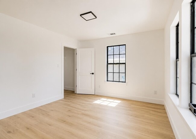 Building Photo - 960 Blythe St