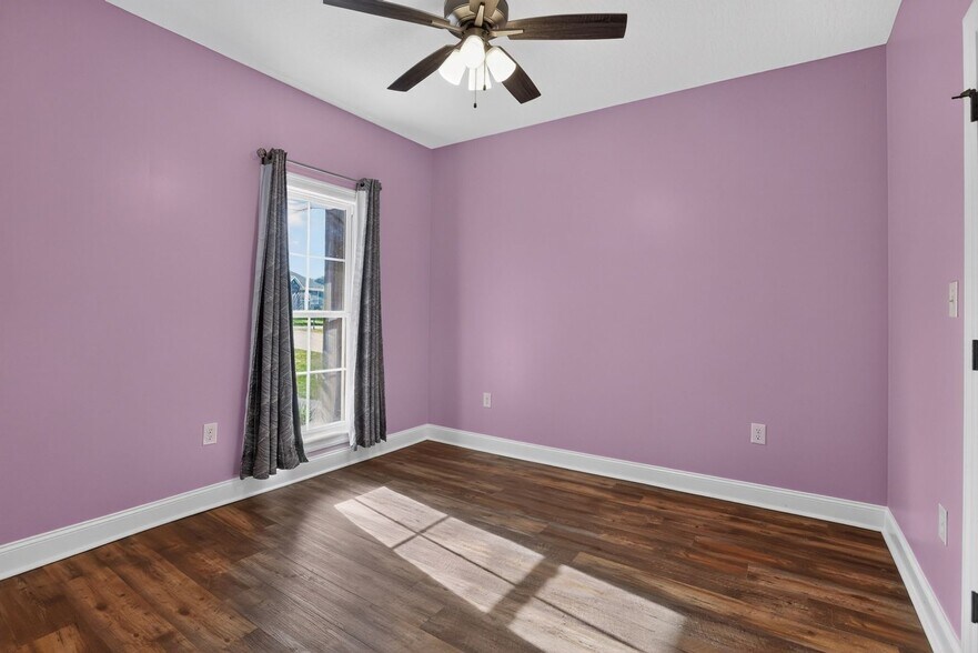 Building Photo - 13 S Barnes Field Dr