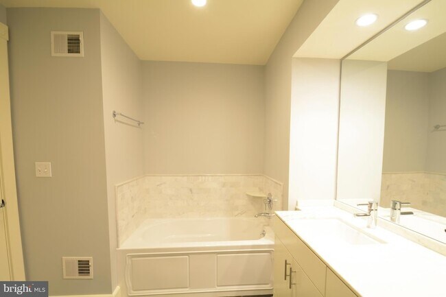 Building Photo - 900 N Washington St