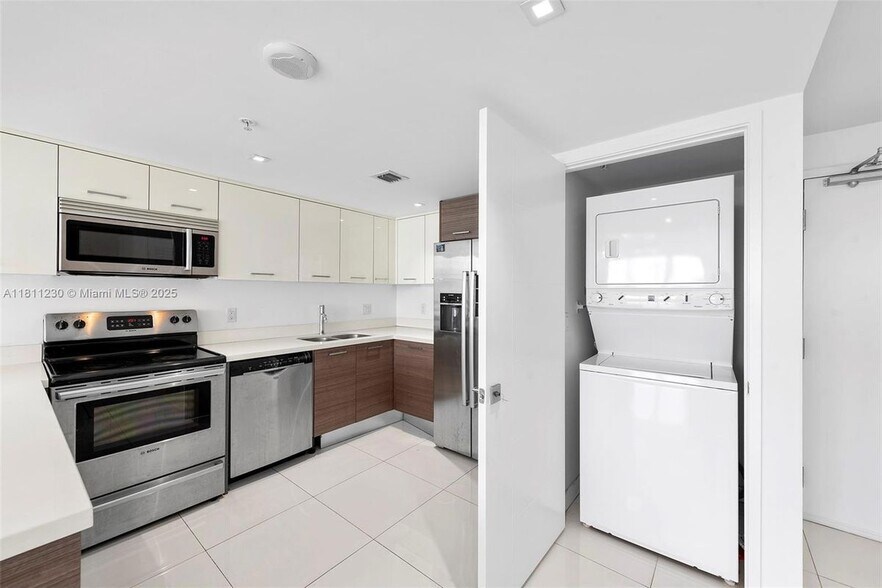 Building Photo - 9901 E Bay Harbor Dr