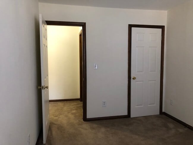 Building Photo - SPACIOUS TOWNHOME IN CENTRAL LOCATION