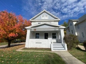 Building Photo - Big & Charming on a Corner Lot—6BR, Decora...