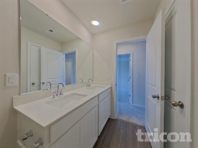 Building Photo - 1426 Cattleman Acrs Dr