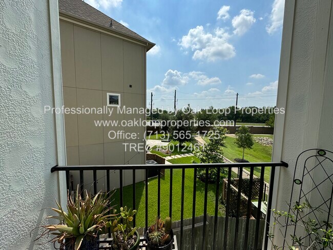 Building Photo - 2018 Royal Landing Dr