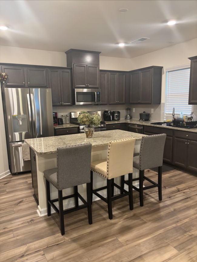 Building Photo - Stunning 3 Bed / 2.5 Bath End Unit Townhome in Prime Concord Location!