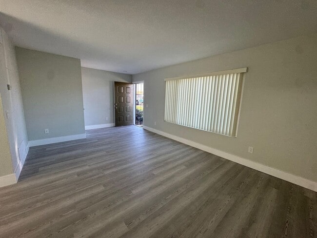Building Photo - Fully renovated Condo