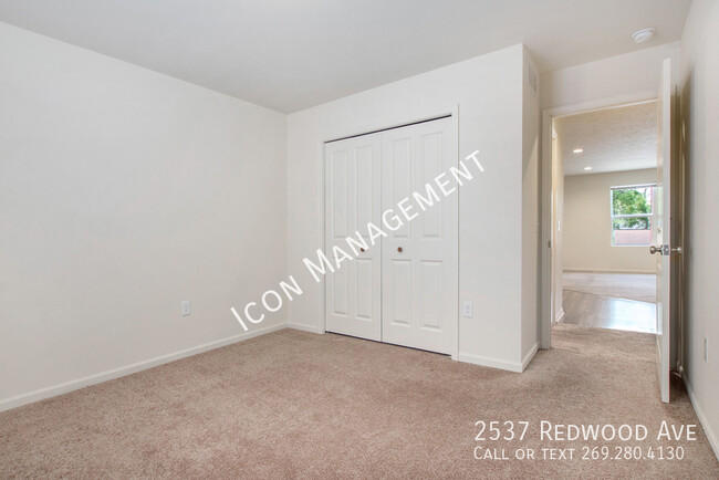 Building Photo - 2537 Redwood Ave