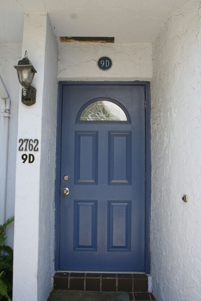 Building Photo - Pretty, Huge, Updated Townhome